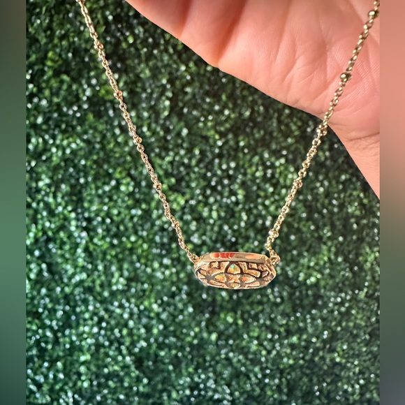 KENDRA SCOTT Elisa Gold Pendant Necklace In Dichroic Glass - Picture 8 of 8